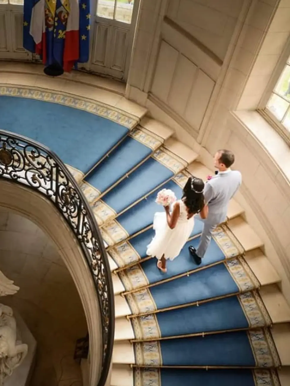 Mariés montant l'escalier d'honneur d'une mairie — RKP Prod, photographe mariage