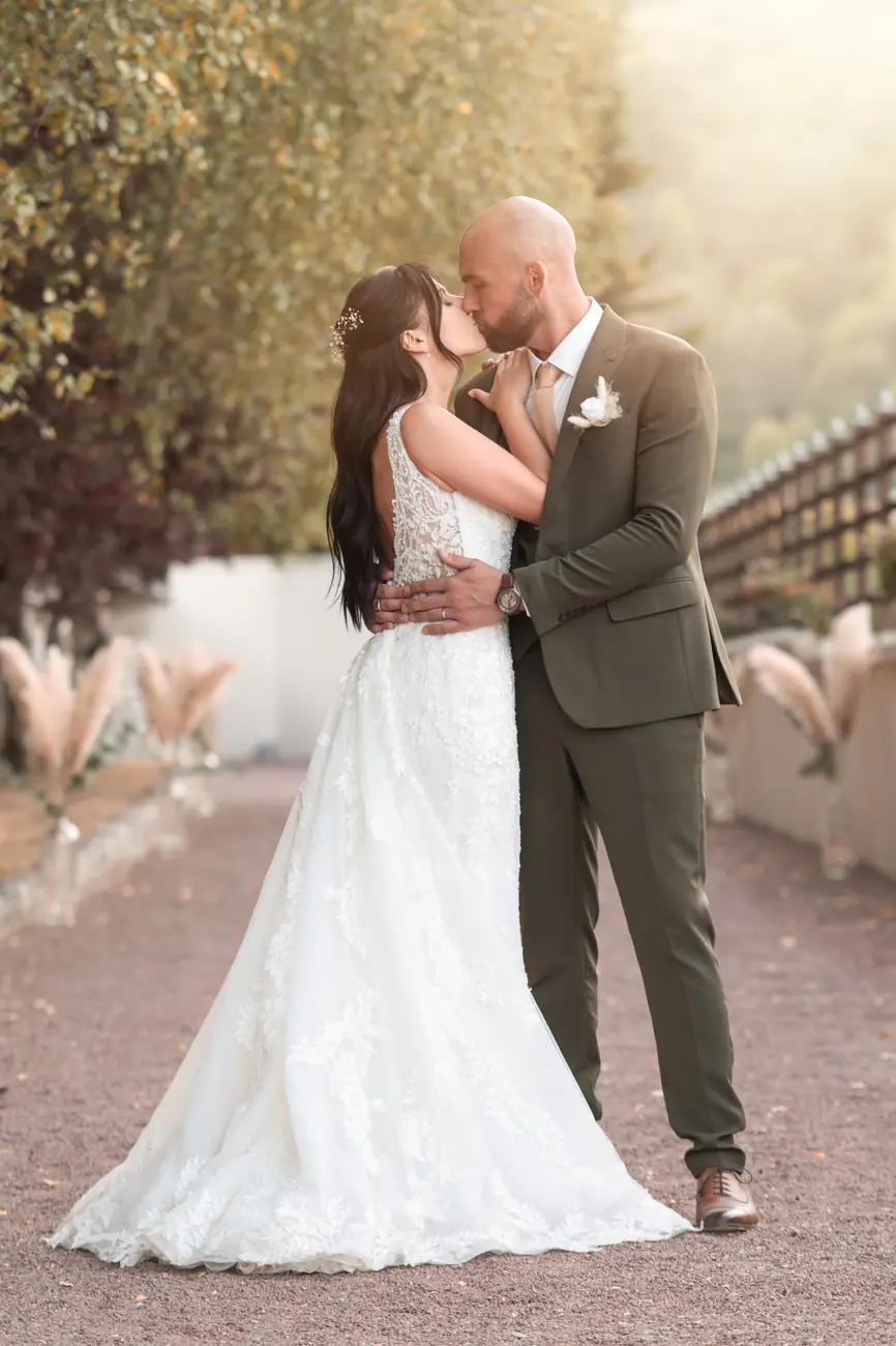 Baiser des mariés dans une allée aux tons dorés — RKP Prod, photographe mariage