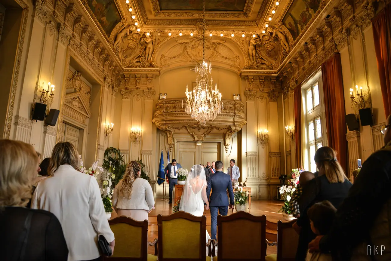 Cérémonie civile dans une salle des mariages