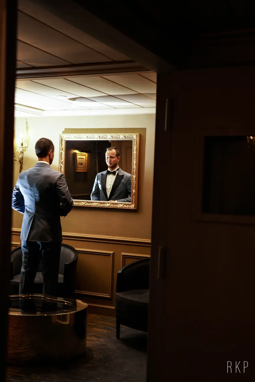 Préparatifs du marié devant un miroir doré