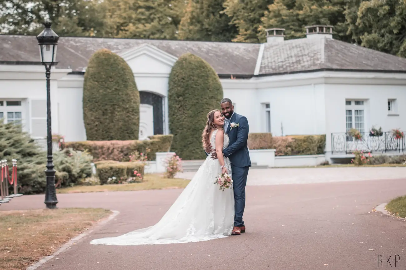 Amira et Anthony devant le Domaine de la Muette à Fresneaux-Montchevreuil (Oise)
