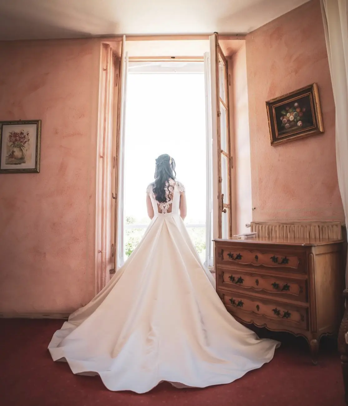 Mariée à la fenêtre pendant les préparatifs