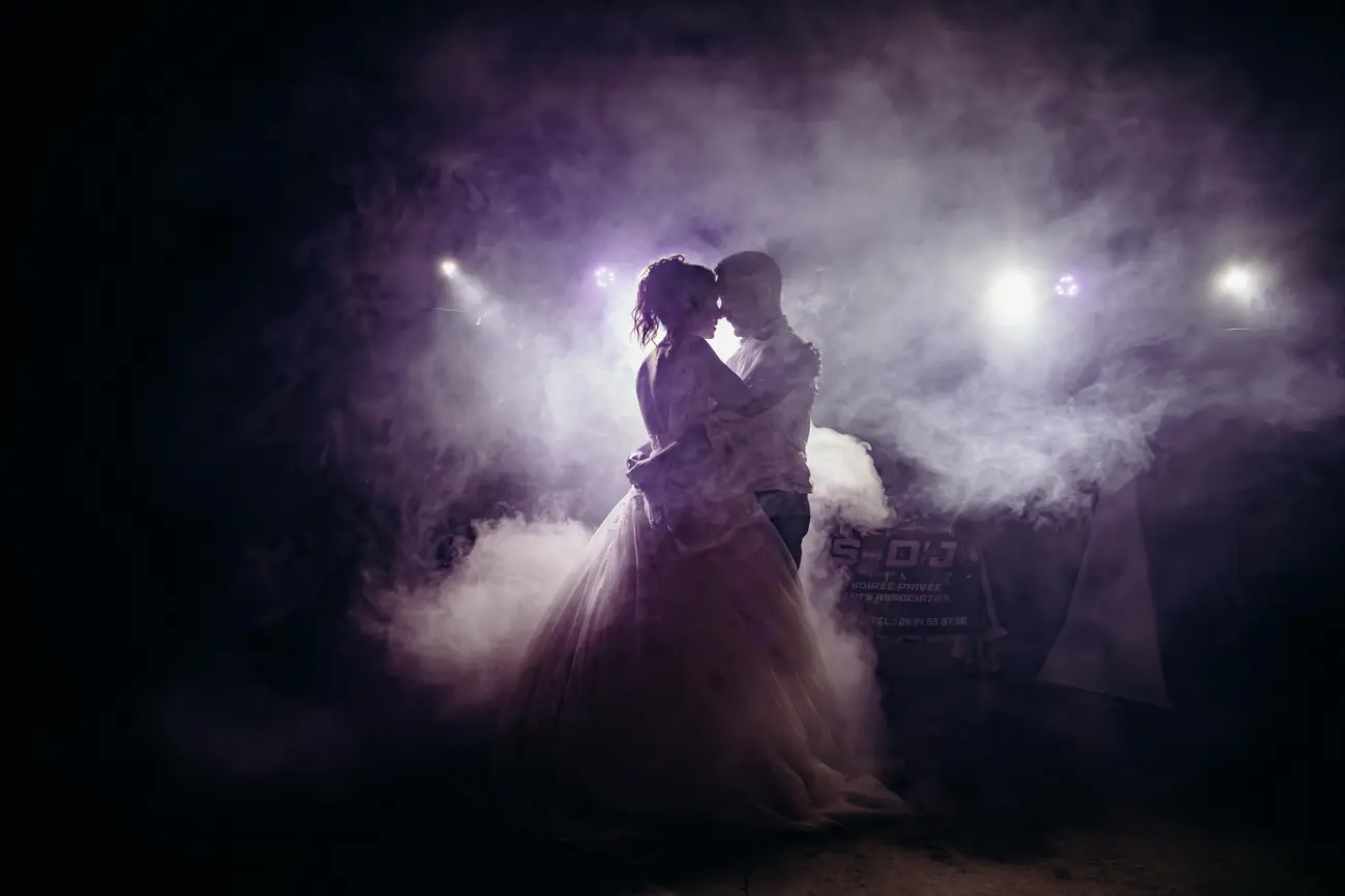Première danse des mariés dans la fumée