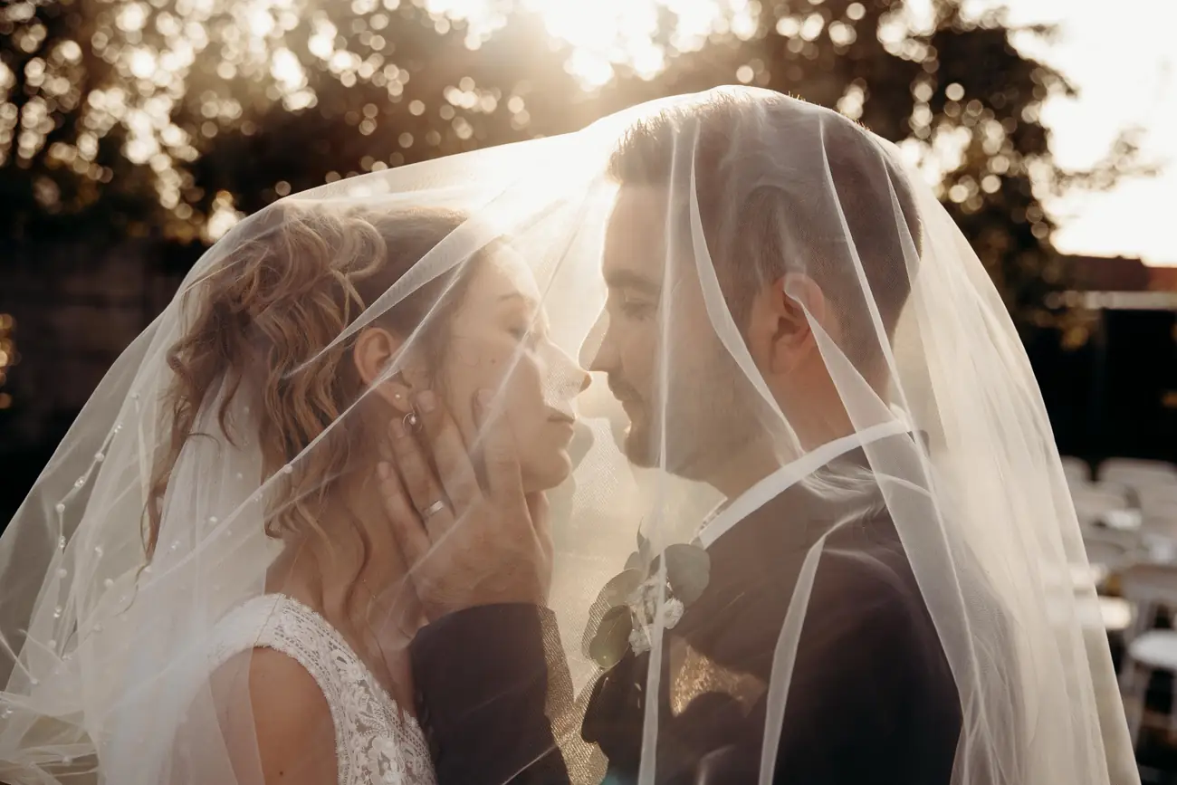 Mariés sous le voile en contre-jour — RKP Prod, photographe mariage