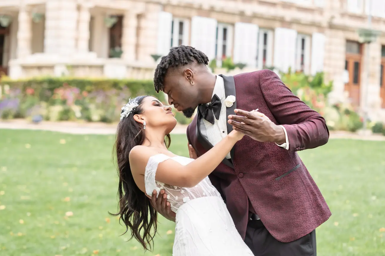 Danse des mariés dans le parc d'un château